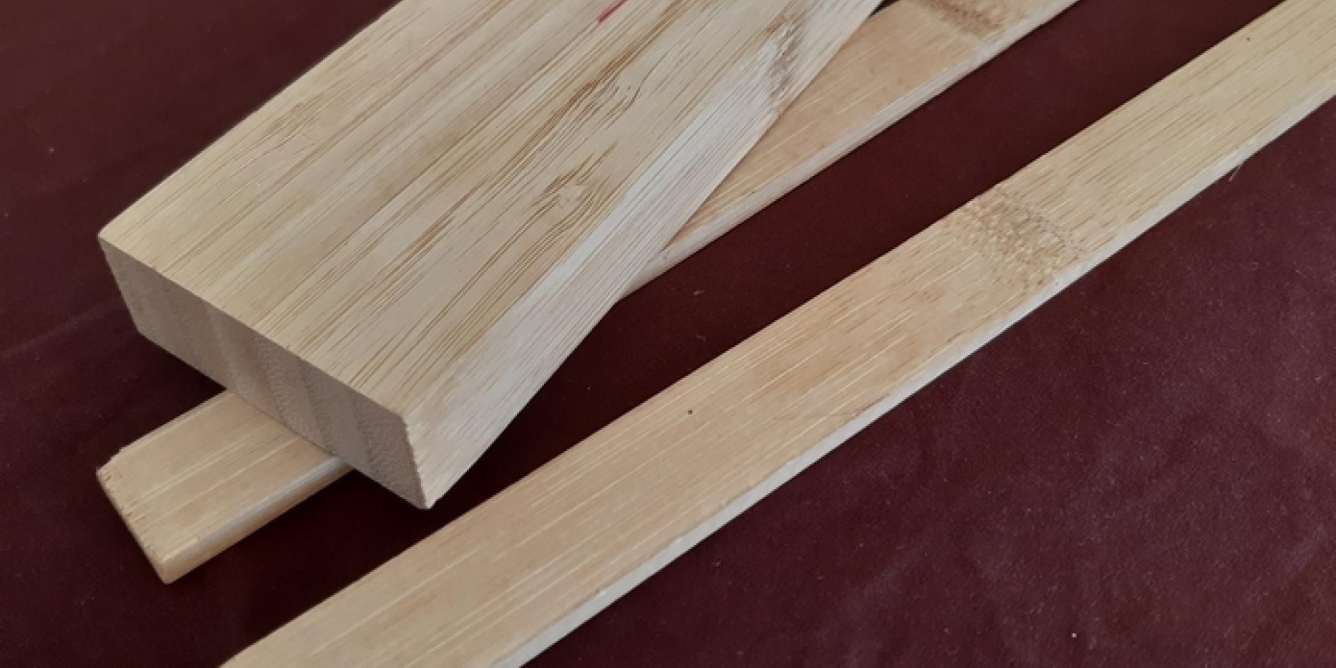 Barre rectangulaire verticale et lamelles de bambou